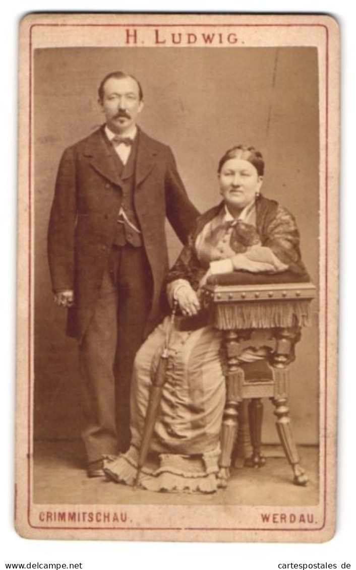 Fotografie H. Ludwig, Crimmitschau, Portrait älteres Paar In Zeitgenössischer Kleidung Auf Einem Gründerzeit Stuhl  - Personas Anónimos