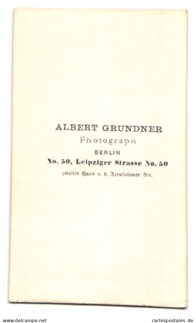 Fotografie Albert Grundner, Berlin, Leipzigerstr. 50, Portrait Junger Knabe Im Hellen Anzug Mit Mütze Auf Dem Tisch  - Personas Anónimos