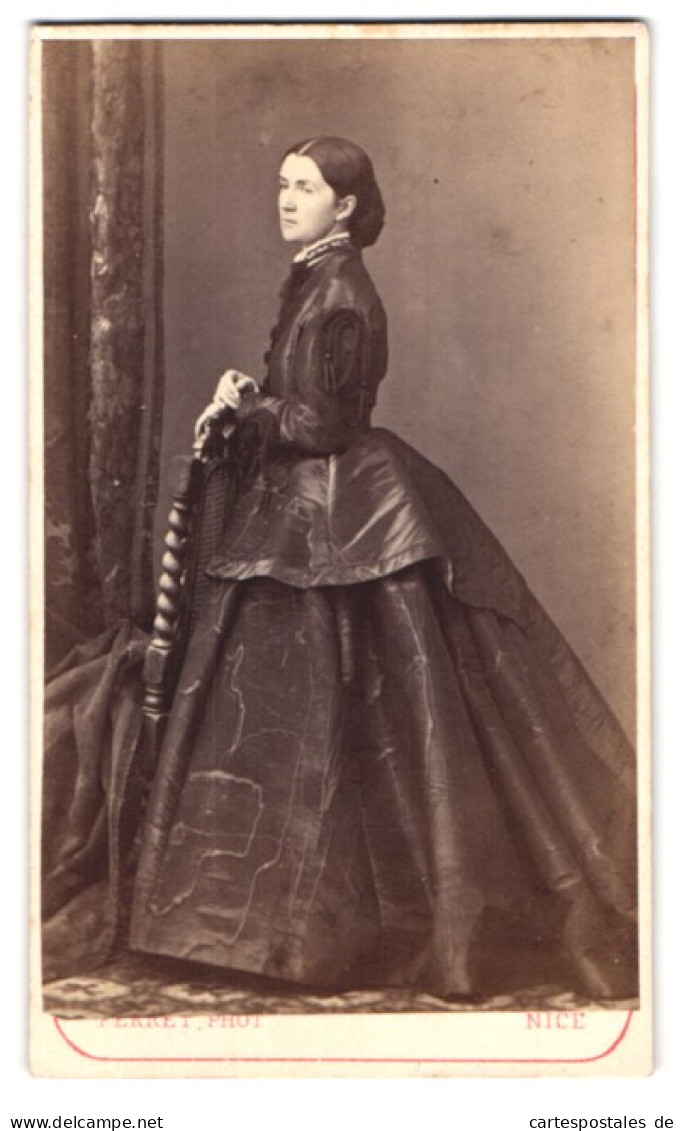 Photo Ferret, Nice, Rue Gioffredo, Portrait De Junge Dame Im Marmorierten Kleid Stehend Am Stuhl  - Anonymous Persons