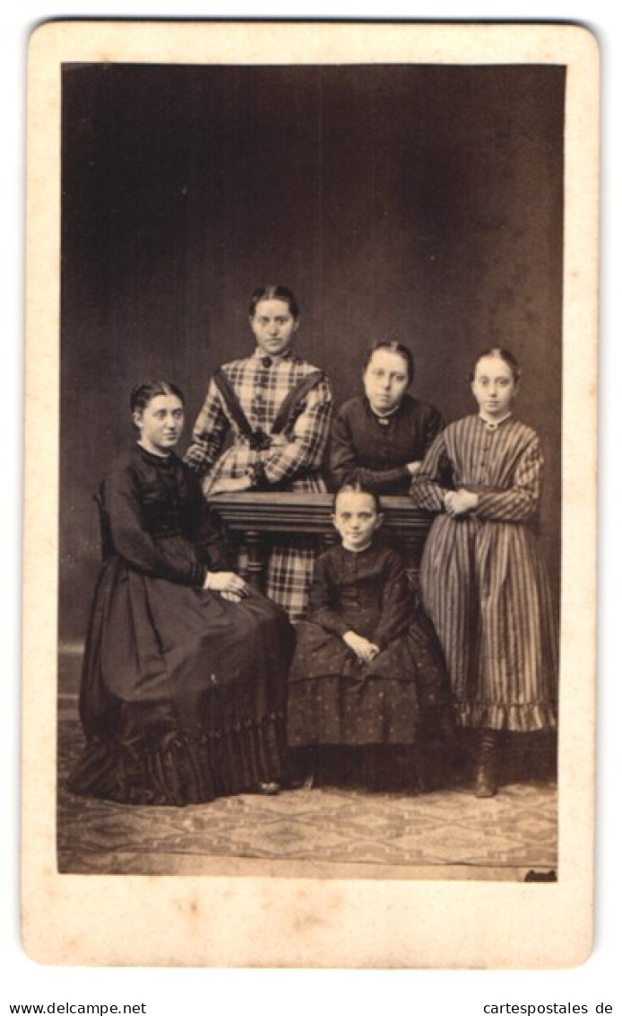 Fotografie Wilhelm Glock, Oppenheim, Portrait Mutter Mit Vier Mädchen In Biedermeierkleidern Im Atelier, Mutterglück  - Anonieme Personen