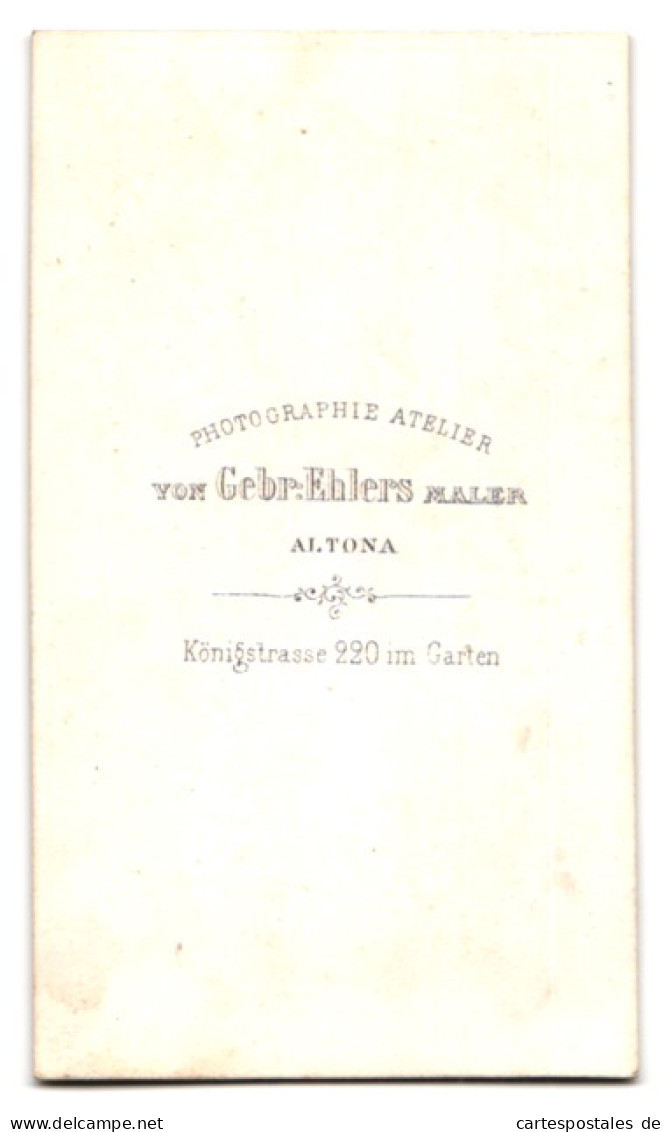 Fotografie Gebr. Ehlers, Hamburg-Altona, Königstr. 220, Portrait Junges Paar Im Biedermeierkleid Und Dunklen Anzug  - Anonymous Persons