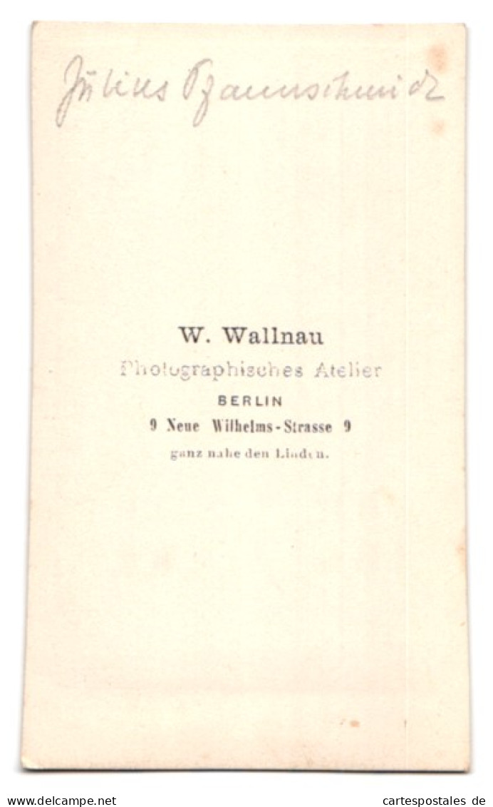 Fotografie W. Wallnau, Berlin, Neue Wilhelms-Str. 9, Portrait Junger Mann Julius Im Anzug Vor Einer Wand  - Personas Anónimos