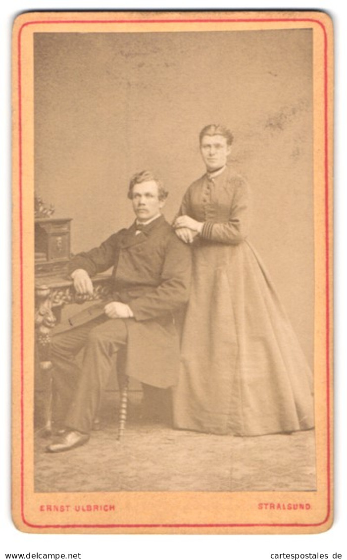 Fotografie Ernst Ulbrich, Stralsund, Ossenreyer-Str. 13, Portrait Frau Rossow Mit Ihrem Mann Im Atelier  - Anonymous Persons