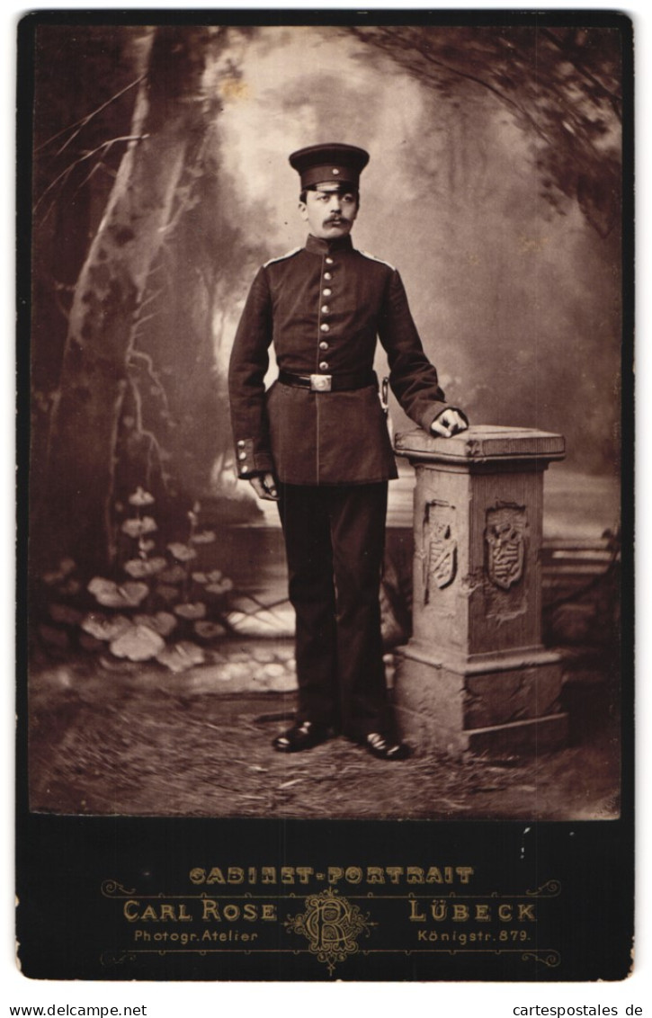 Fotografie Carl Rose, Lübeck, Königstr. 879, Portrait Soldat In Uniform Mit Bajonett  - War, Military