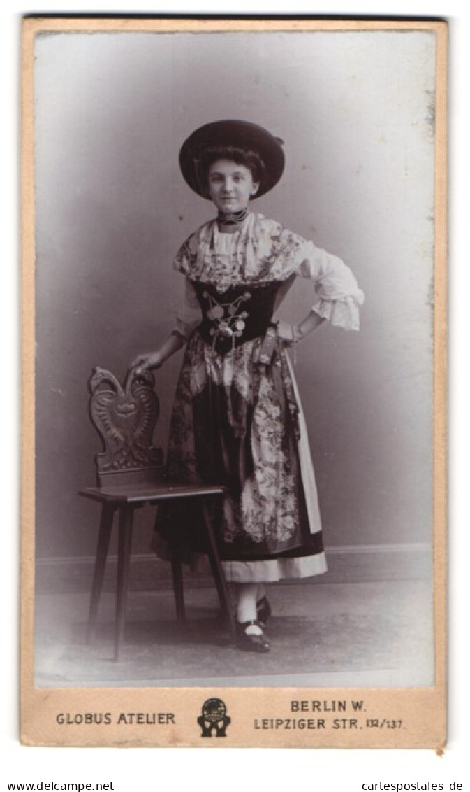 Fotografie Globus Atelier, Berlin, Leipzigerstr. 132 /137, Portrait Junge Frau Im Trachtenkleid Zum Fasching  - Personas Anónimos