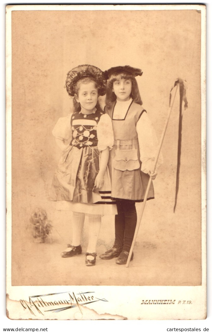 Fotografie Pillmann-Matter, Mannheim, P.7.19, Portrait Zwei Niedliche Mädchen In Kostümen Zum Fasching  - Anonyme Personen