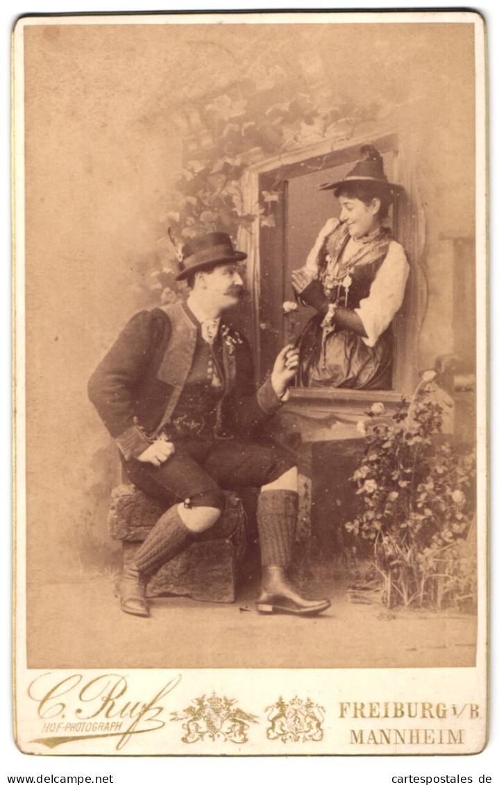 Fotografie C. Ruf, Freiburg I. B., Kaiserstr. 5, Portrait Paar In Bayrischer Tracht Zum Fasching  - Anonymous Persons