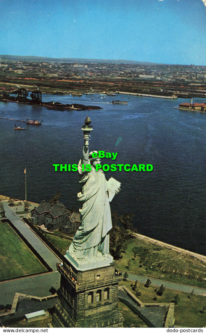 R574953 Aerial View Of Statue Of Liberty On Bedloes Island In New York Harbour. - Monde