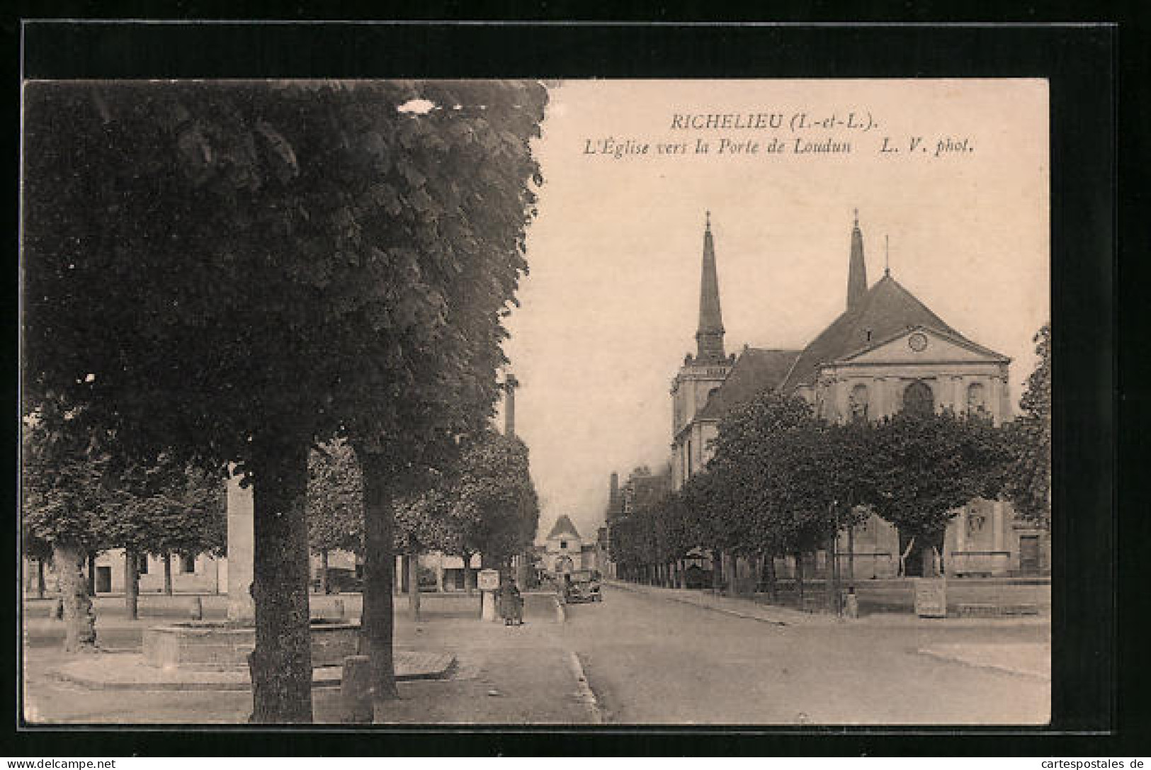 CPA Richelieu, L`Église Vers La Porte De Loudun  - La Riche
