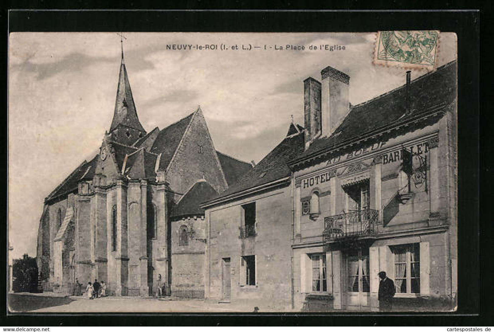 CPA Neuvy-le-Roi, La Place De L`Eglise  - Neuvy-le-Roi