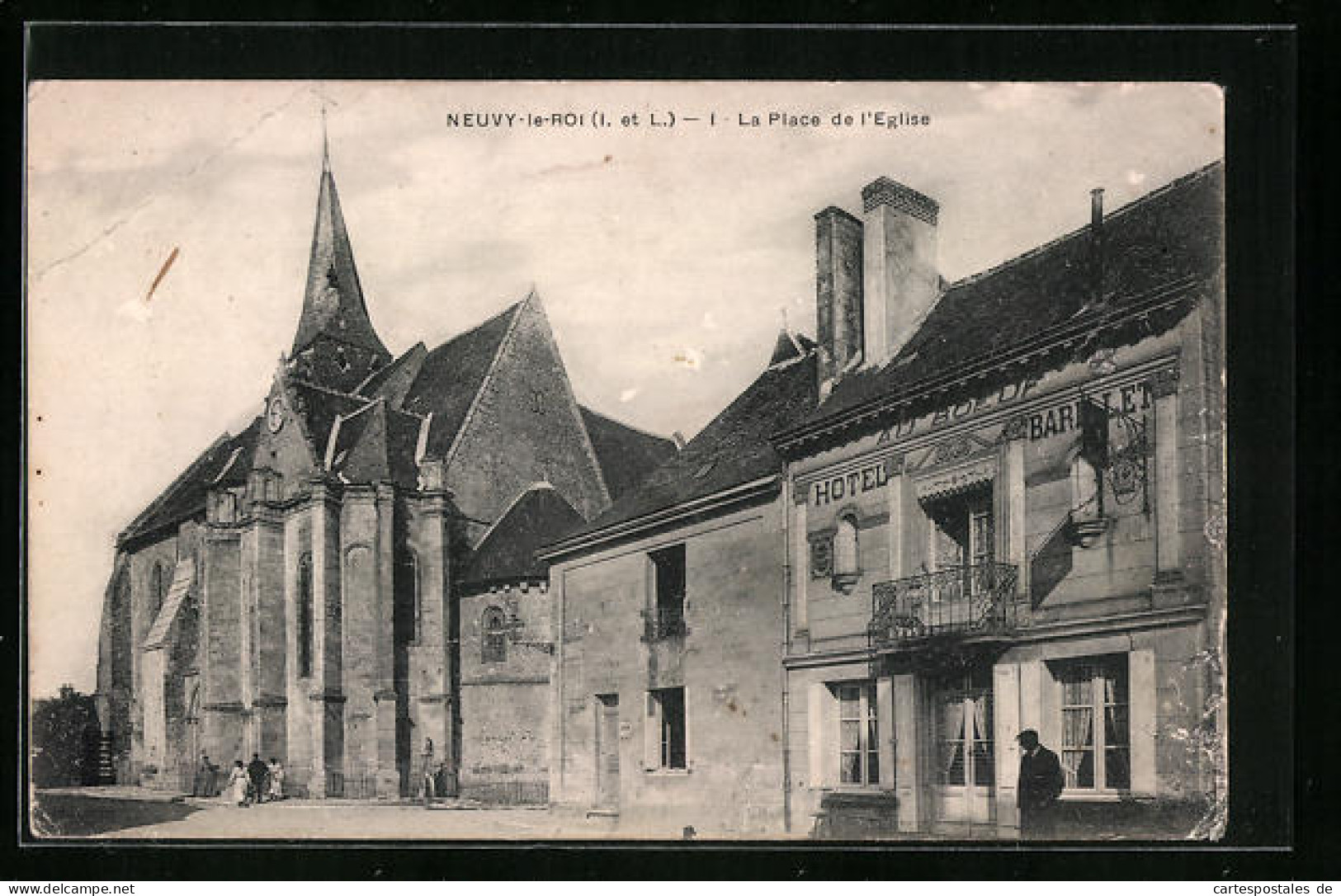 CPA Neuvy-le-Roi, La Place De L`Eglise  - Neuvy-le-Roi