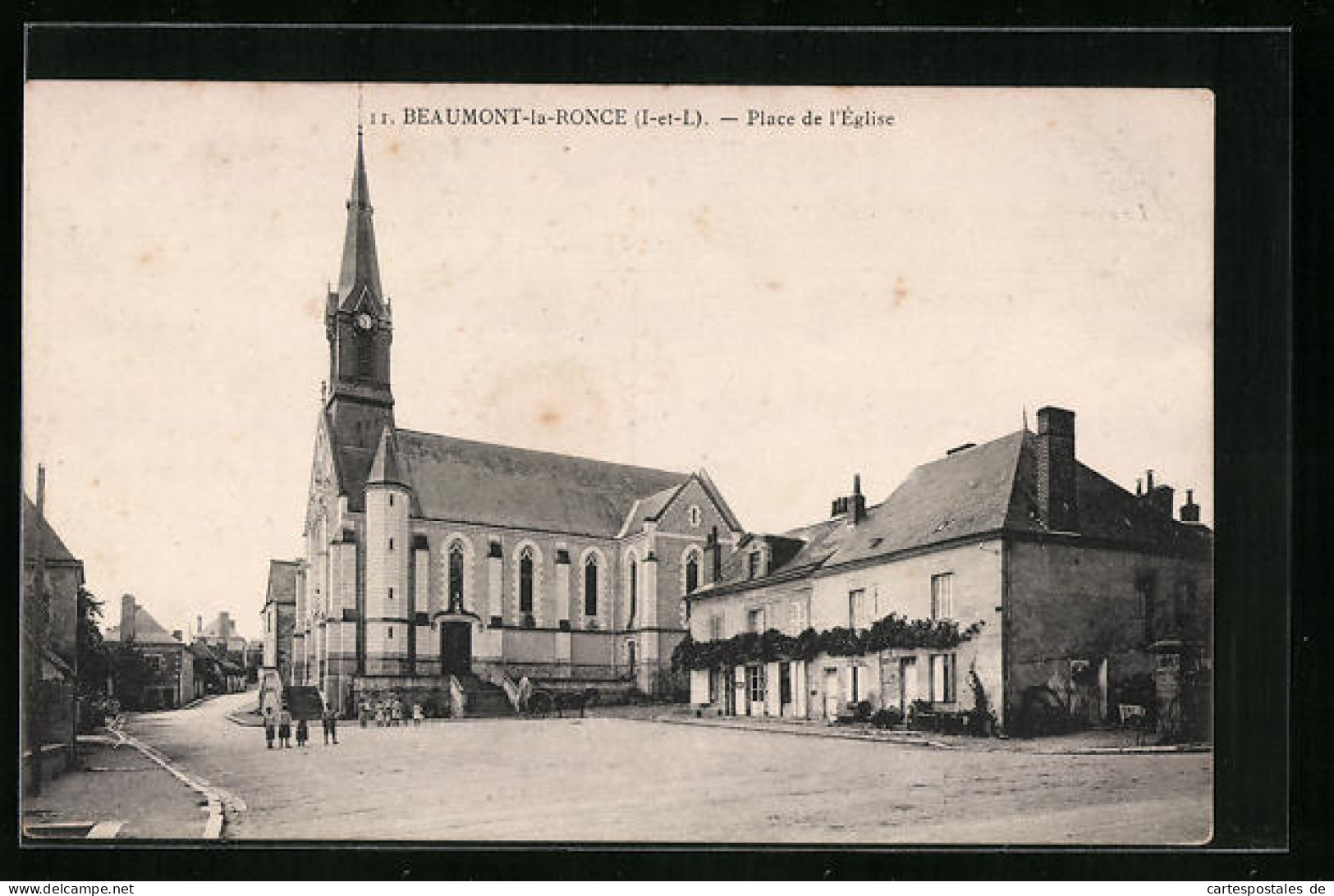 CPA Beaumont-la-Ronce, Place De L`Église  - Beaumont-la-Ronce