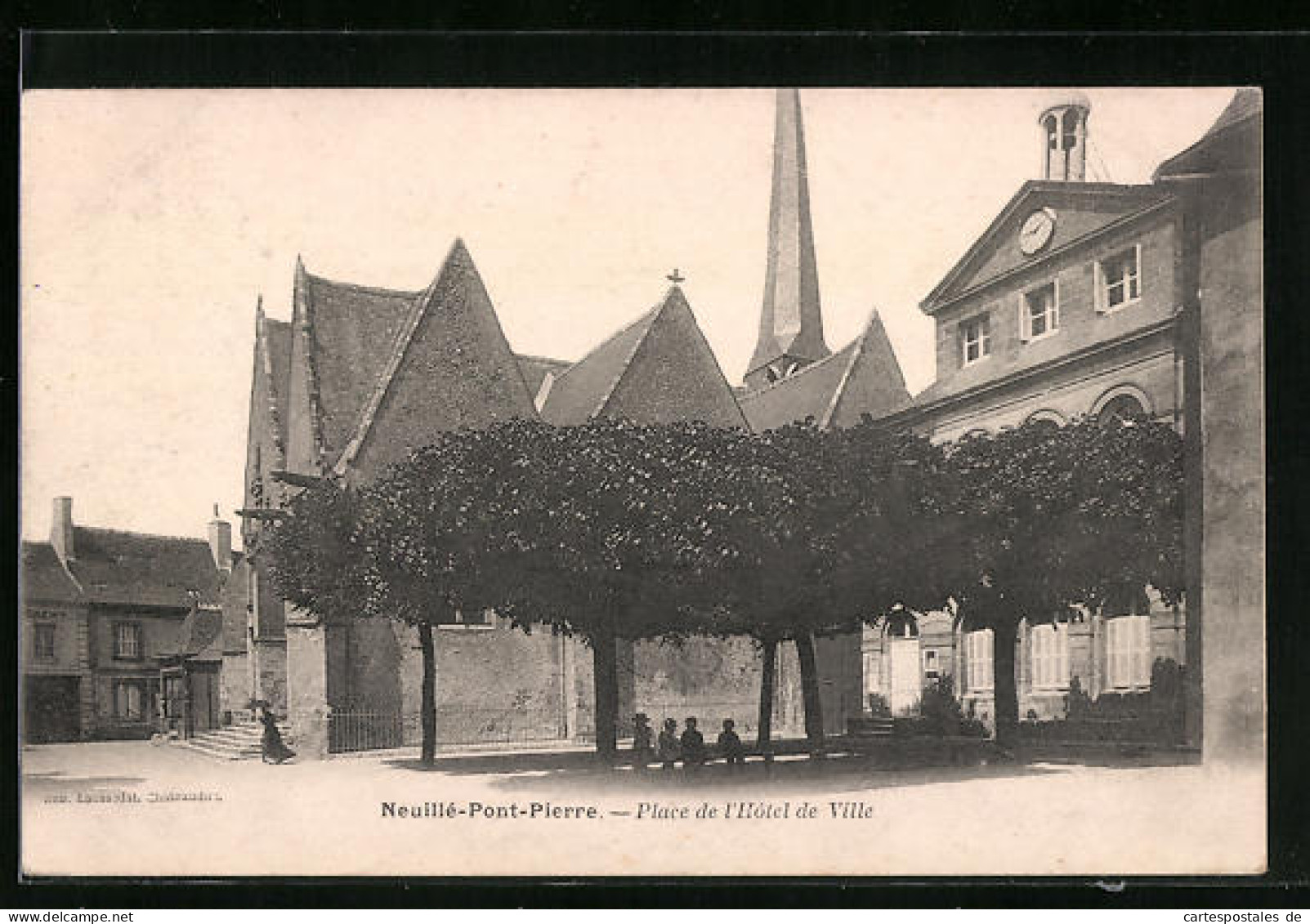 CPA Neuillé-Pont-Pierre, Place De L`Hôtel De Ville  - Neuillé-Pont-Pierre