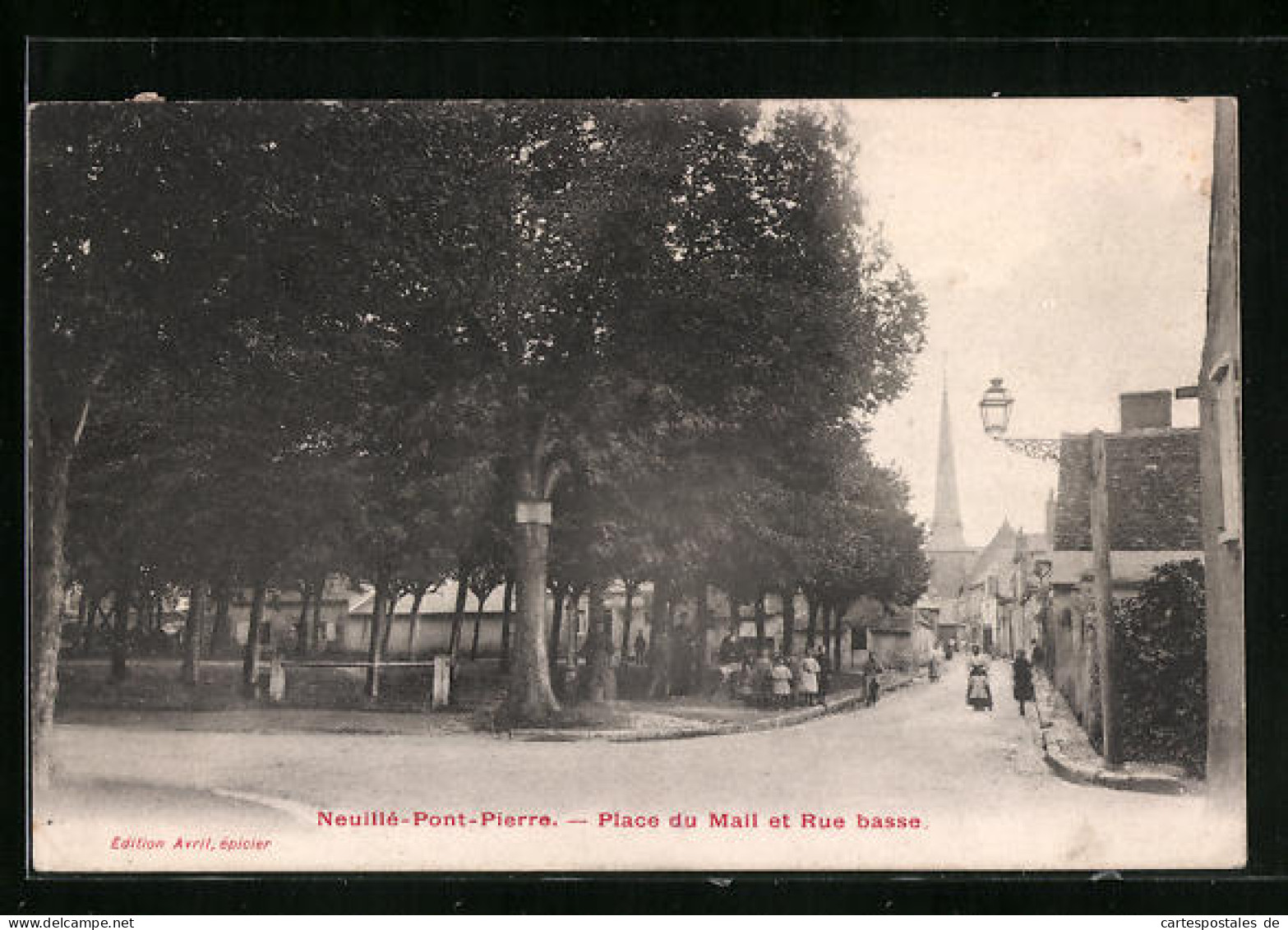 CPA Neuillé-Pont-Pierre, Place Du Mail Et Rue Basse  - Neuillé-Pont-Pierre
