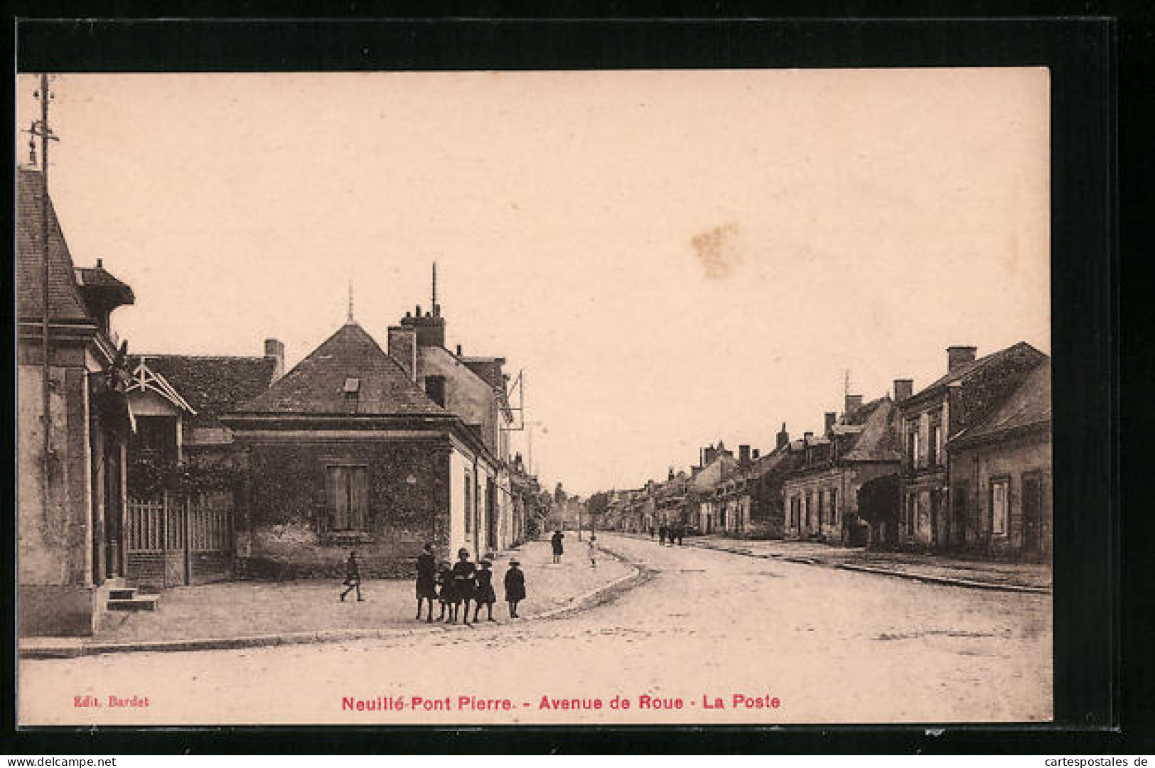 CPA Neuillé-Pont-Pierre, Avenue De Roue, La Poste  - Neuillé-Pont-Pierre