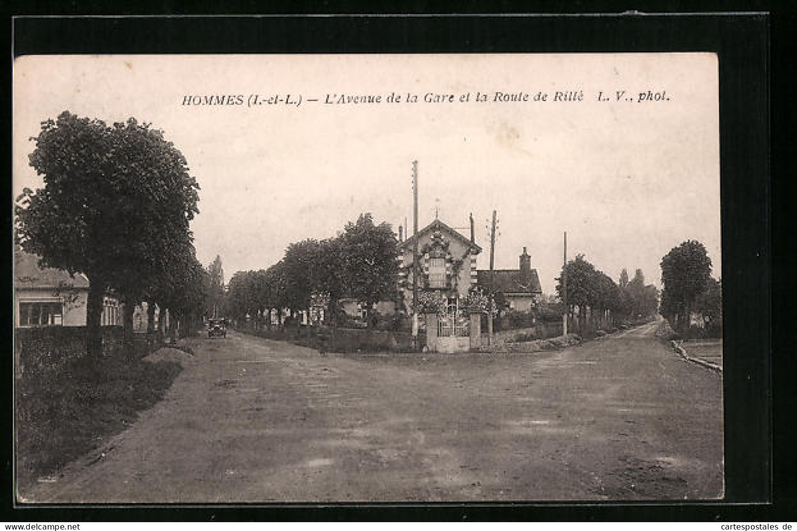 CPA Hommes, L`Avenue De La Gare Et La Route De Rillé  - Otros & Sin Clasificación