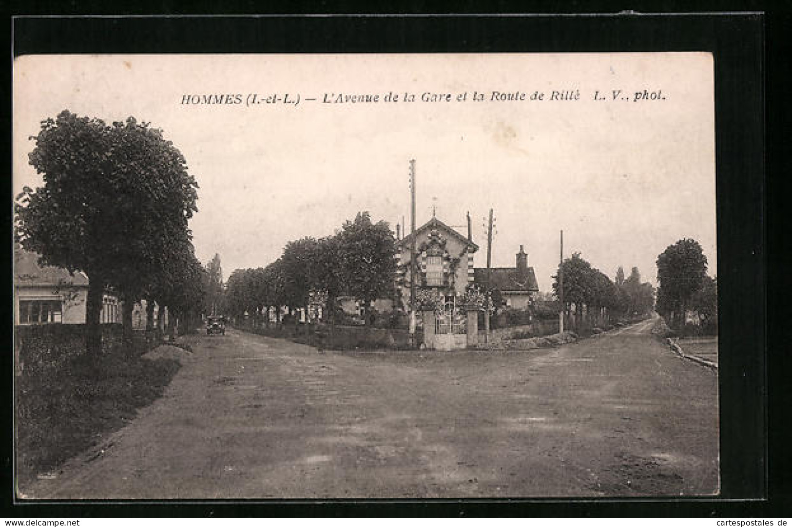 CPA Hommes, L`Avenue De La Gare Et La Route De Rillé  - Autres & Non Classés