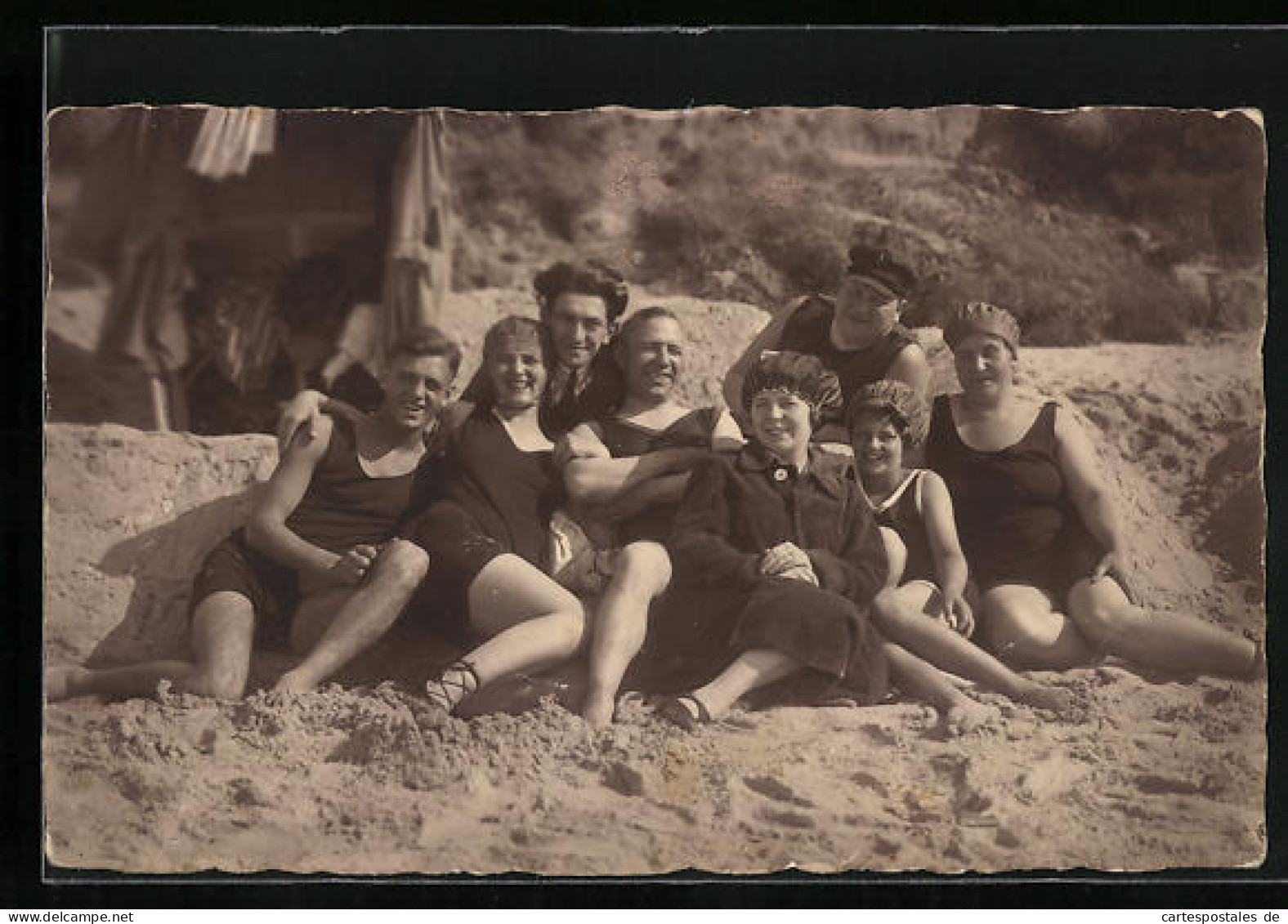 Foto-AK Urlauber In Bademode Beim Erinnerungsfoto Am Strand Von Rewahl 1922  - Mode