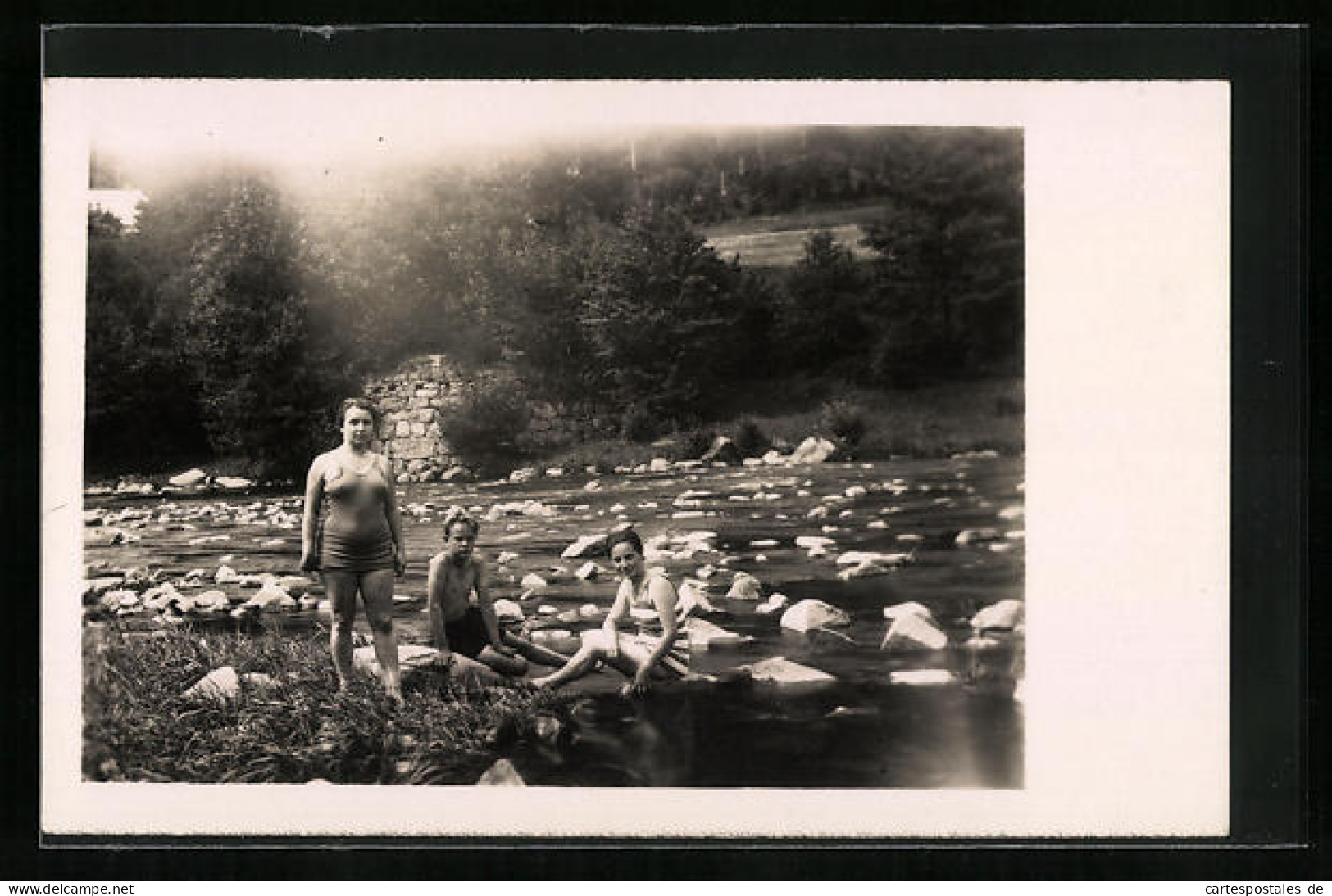 Foto-AK Zwei Frauen Und Ein Knabe In Bademode Am Fluss  - Mode