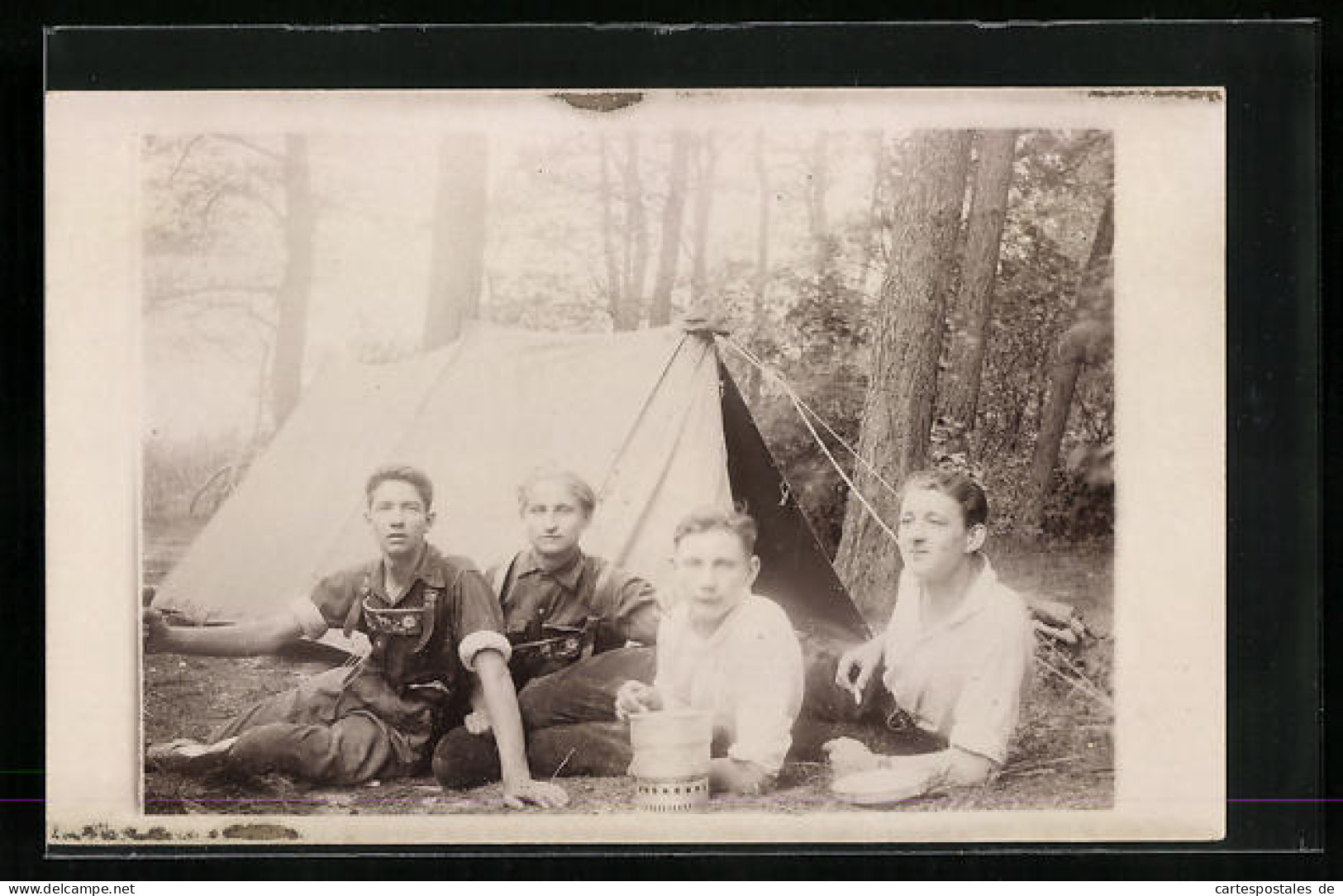Foto-AK Knaben Bei Der Mahlzeit Vorm Aufgeschlagenen Zelt  - Scouting