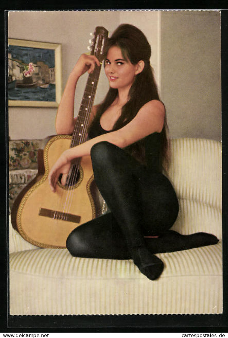 AK Schauspielerin Claudia Cardinale Mit Gitarre  - Schauspieler