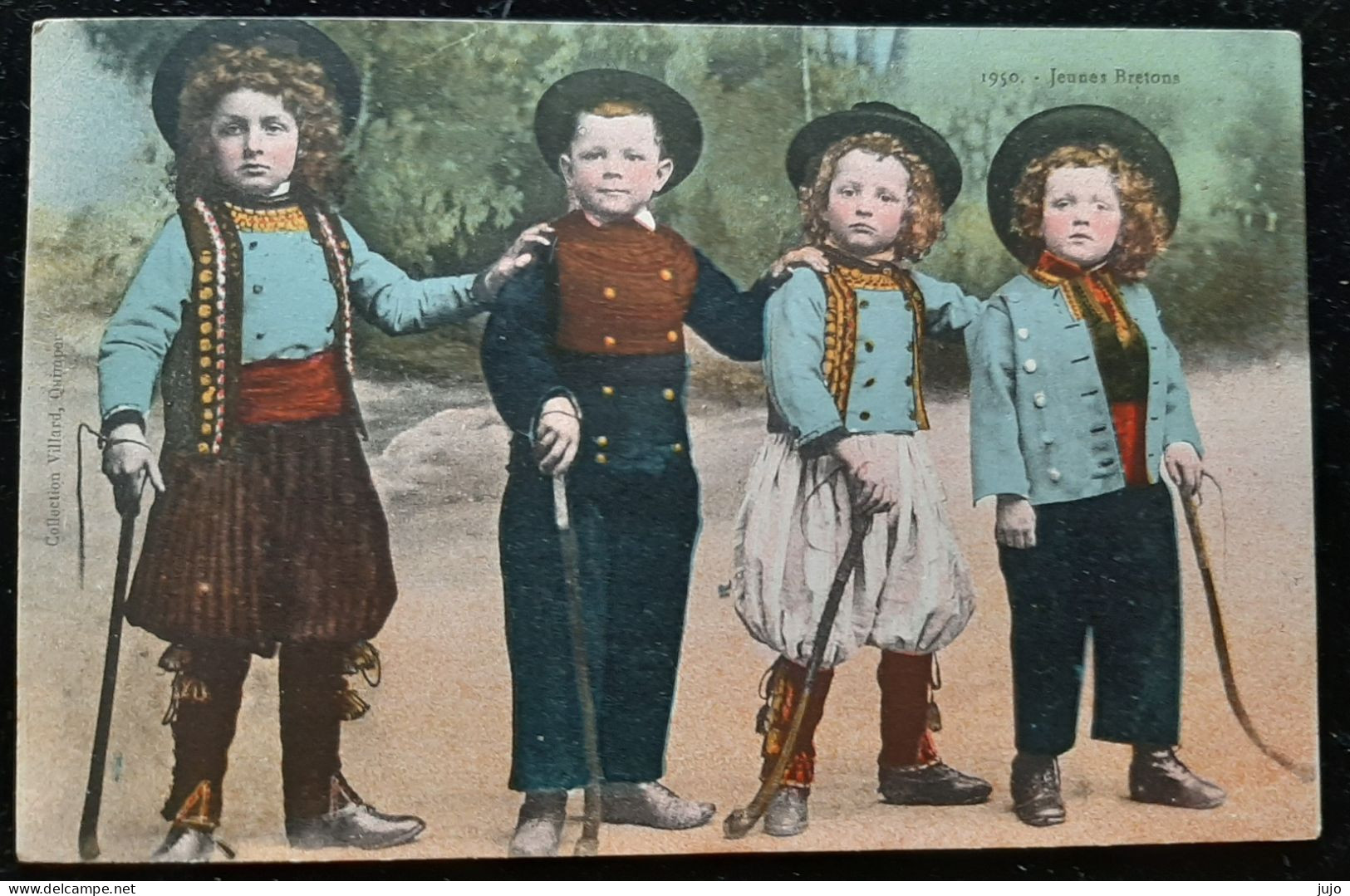 29 - Quatre Jeunes Bretons  -  Folklore Jeune Breton En Costume Et Avec Canne Ou Fouet  - Coll. Villard Quimper N° 1950 - Altri & Non Classificati
