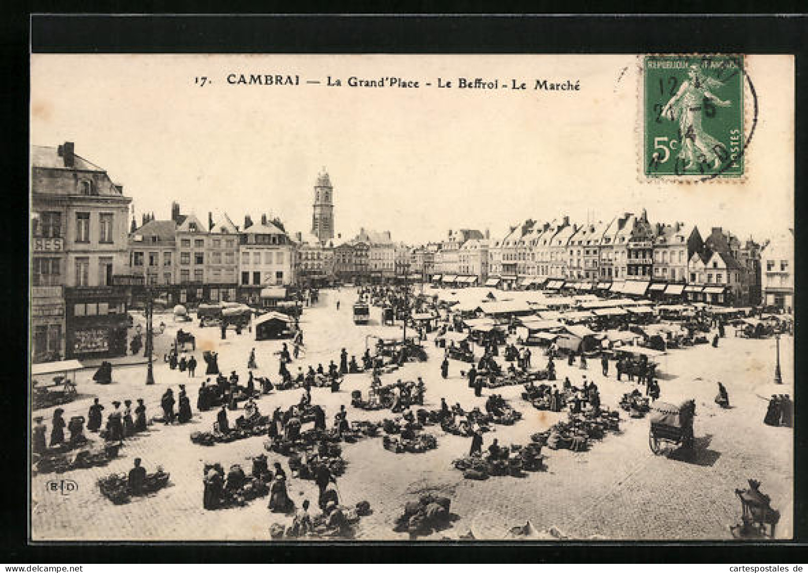 CPA Cambrai, La Grand`Placee Le Befroi, Le Marché  - Cambrai