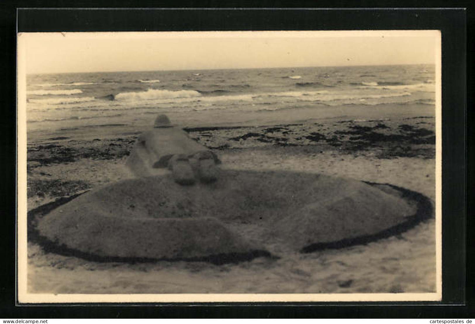 Foto-AK Sandplastik, Soldat Liegt Bäuchlings Am Strand  - Skulpturen
