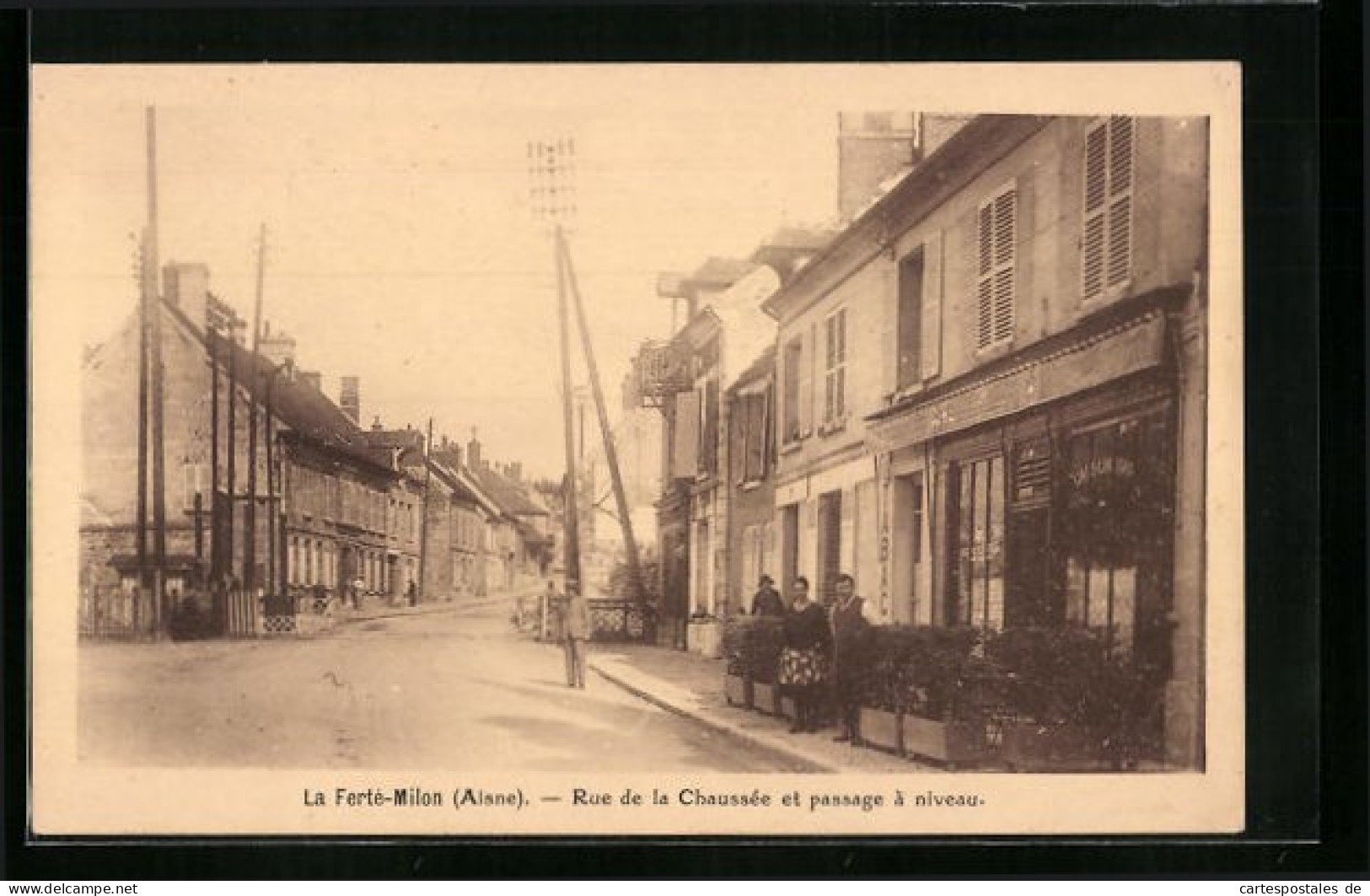 CPA La Ferté-Milon, Rue De La Chaussée Et Passage à Niveau  - Sonstige & Ohne Zuordnung