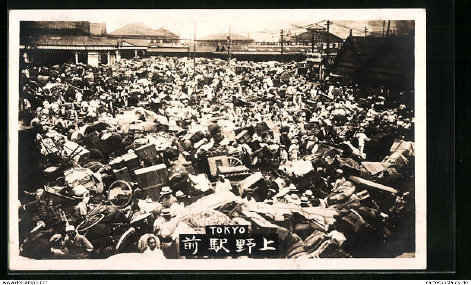 Foto-AK Tokyo, Ortspartie Mit Menschen Nach Einem Erdbeben  - Disasters