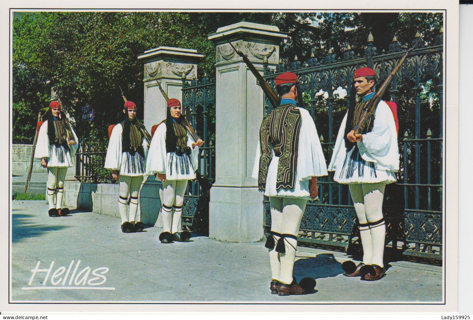 Hellas Grèce Evzones (Soldats D'élites) Montent La Garde Devant Le Palais Présidentiel. Presidential Guards CM 2 - Greece