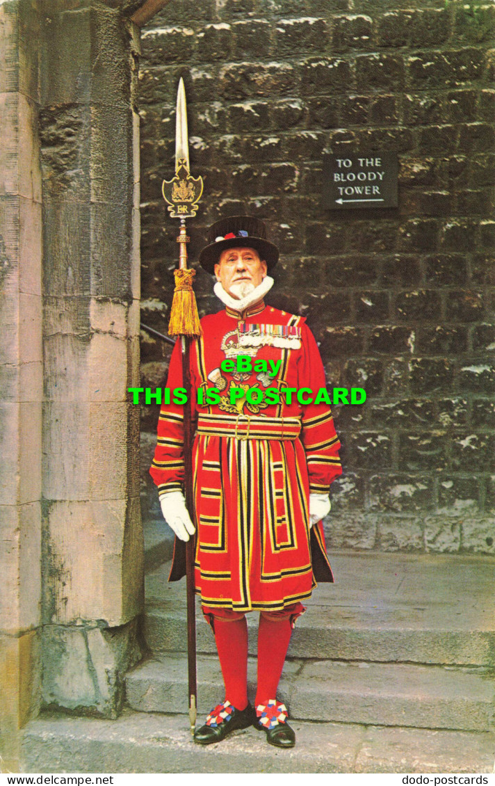 R575123 A Beefeater. Tower Of London - Autres & Non Classés