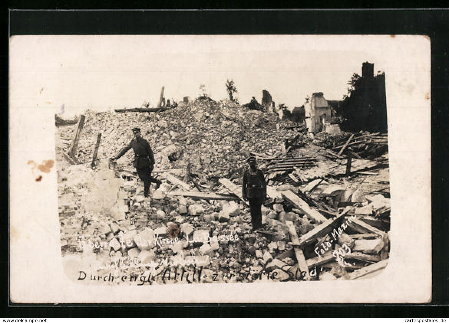 Photo-CPA La Bassee, Überreste Der L'Église Avec Zwei Des Soldats  - Autres & Non Classés