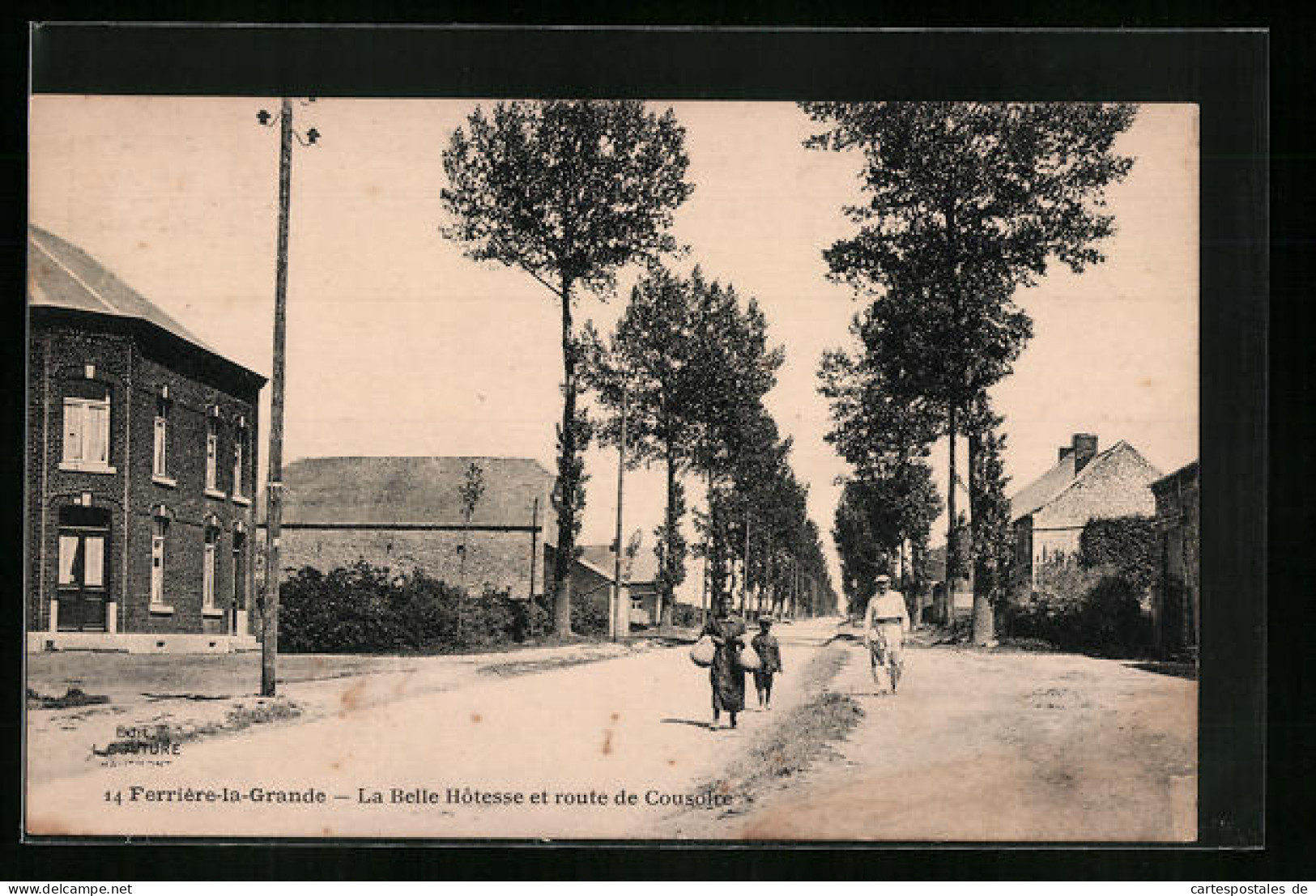 CPA Ferrière-la-Grande, La Belle Hotesse Et Route De Cousoire  - Autres & Non Classés