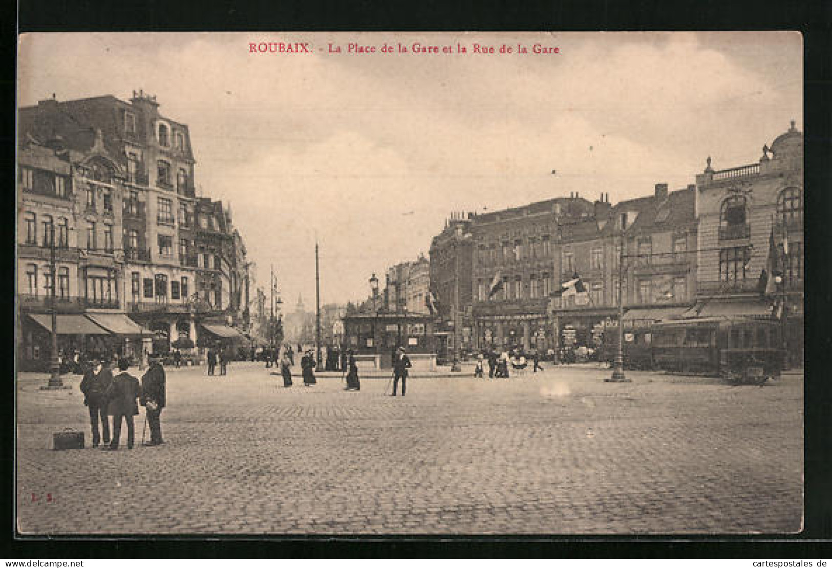 AK Roubaix, La Place De La Gare Et Tramway, Strassenbahn  - Tramways