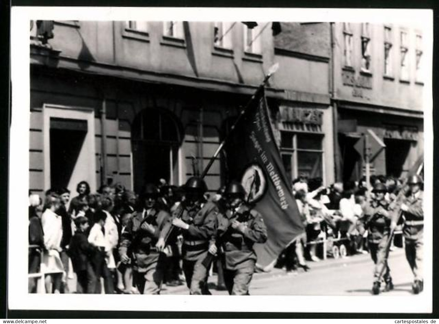 Fotografie NVA Militärparade, Soldaten & Fahnenträger Im Marsch  - War, Military