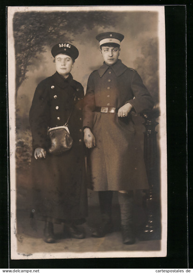 Foto-AK Schaffnerin Und Soldat In Uniform  - War 1914-18