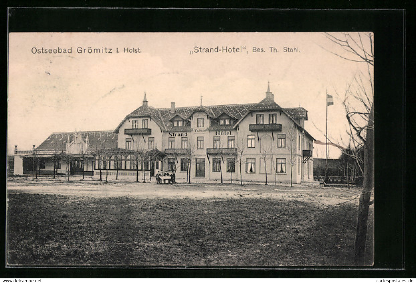 AK Grömitz I. H., Strand-Hotel Mit Vorplatz  - Groemitz