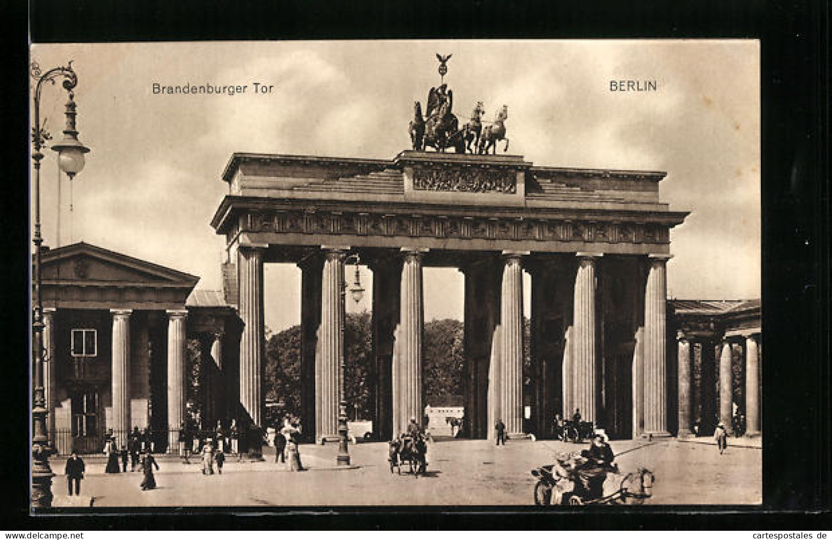 AK Berlin, Pferdedroschken Vor Dem Brandenburger Tor  - Autres & Non Classés