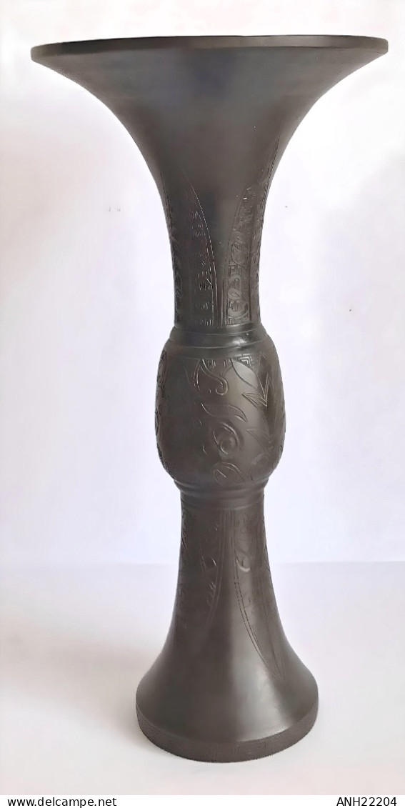 Magnifique Vase Cornet En Bronze Finement Ciselé, Chine, 1ère Moitié 20ème Siècle - Asiatische Kunst