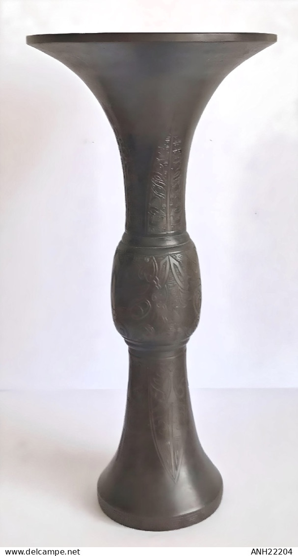 Magnifique Vase Cornet En Bronze Finement Ciselé, Chine, 1ère Moitié 20ème Siècle - Arte Asiatica