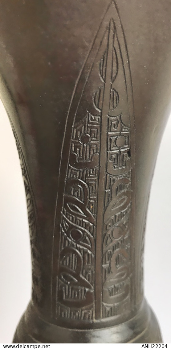 Magnifique Vase Cornet En Bronze Finement Ciselé, Chine, 1ère Moitié 20ème Siècle - Art Asiatique