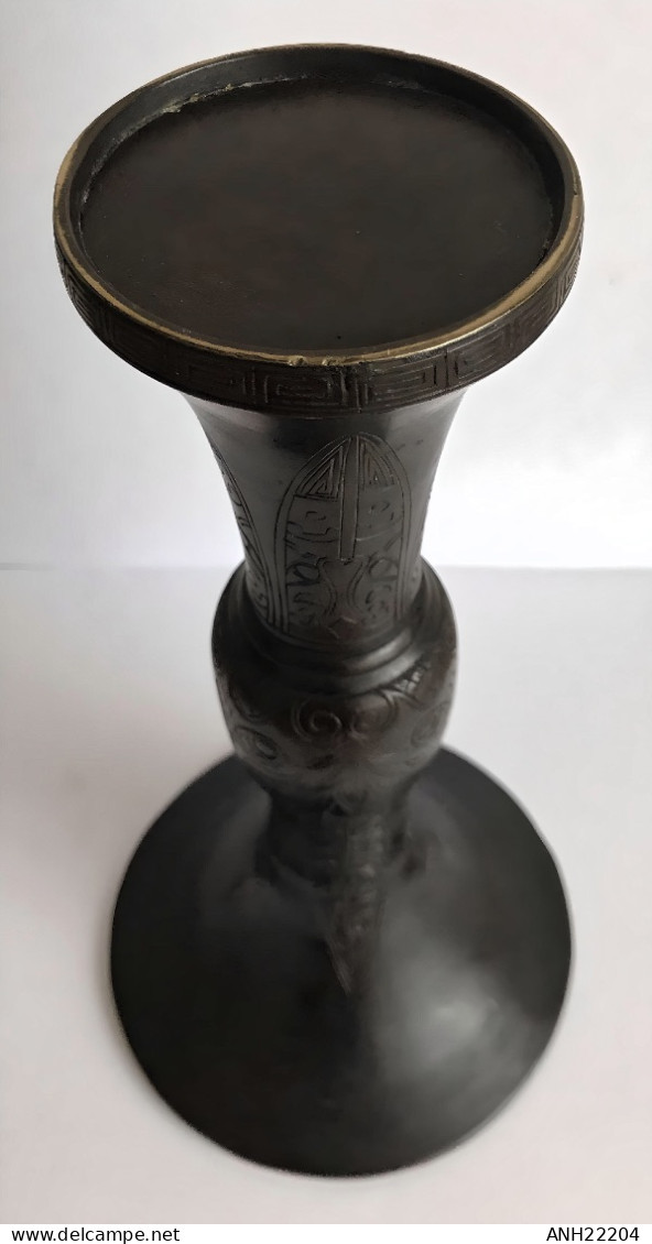 Magnifique vase cornet en bronze finement ciselé, Chine, 1ère moitié 20ème siècle