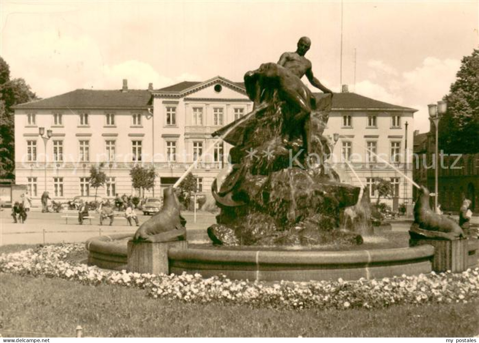 73754361 Schwerin  Mecklenburg Schiffbruechigendenkmal Am Grunthalplatz Brunnen  - Schwerin