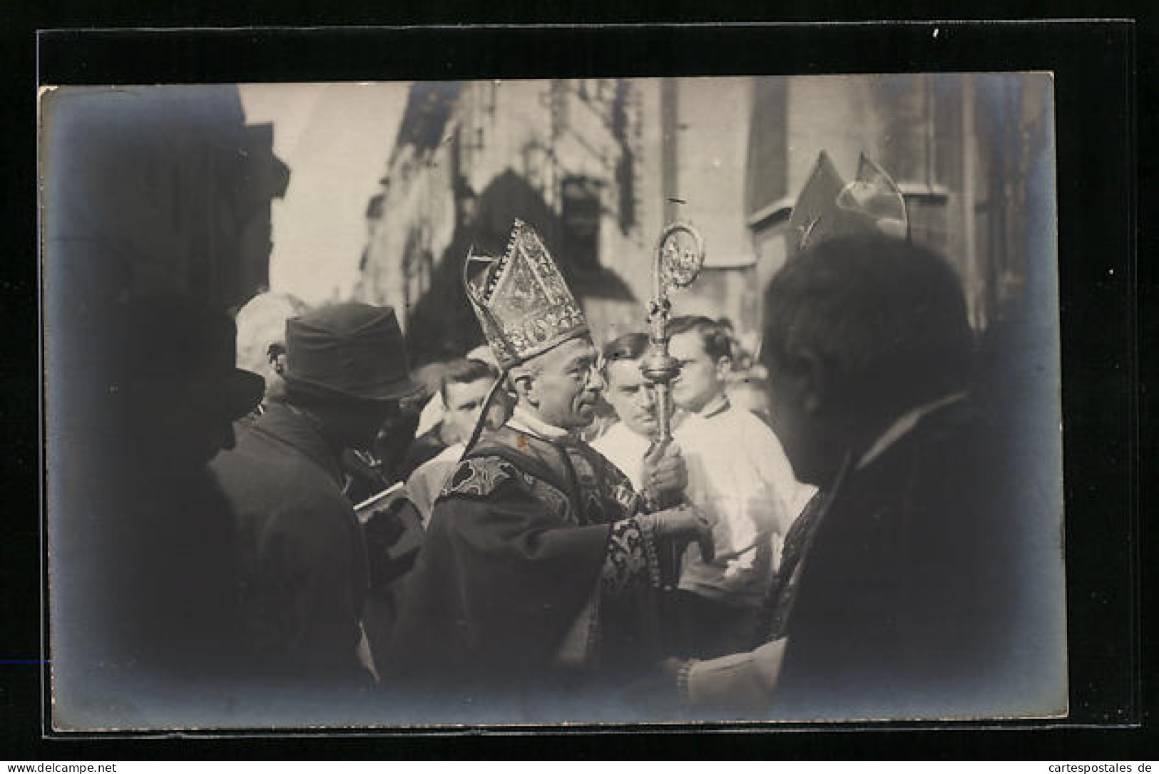 Foto-AK Bischof Mit Krone Und Stab In Der Menge  - Sonstige & Ohne Zuordnung