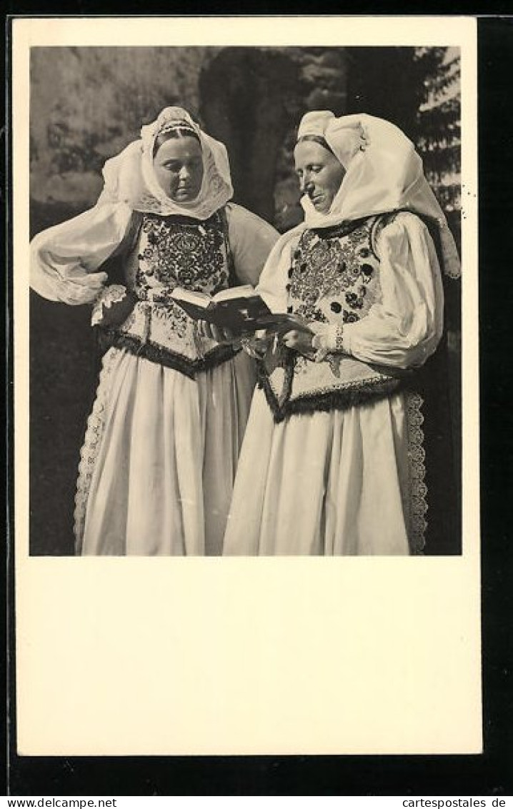 AK Treppen, Geschleggerte Bäuerinnen In Tracht Lesen In Einem Buch  - Costumi