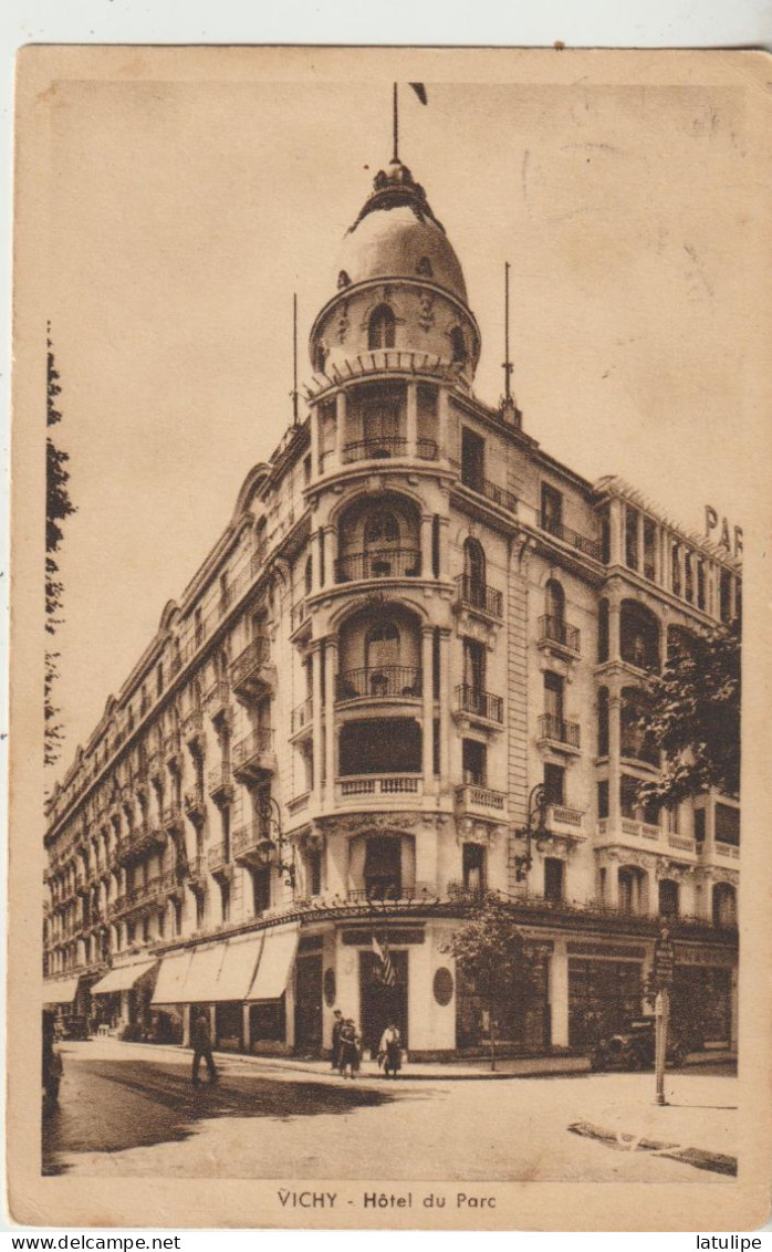 Vichy  03  Carte Circulée Timbrée  De Hotel Du Parc Et Rue Animée-Voiture - Vichy