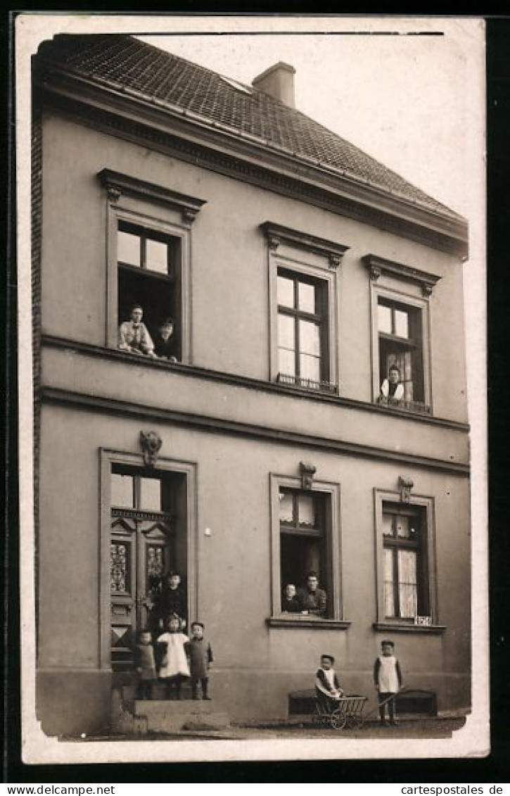 Foto-AK Solingen, Wohnhaus Mit Bewohnern  - Solingen