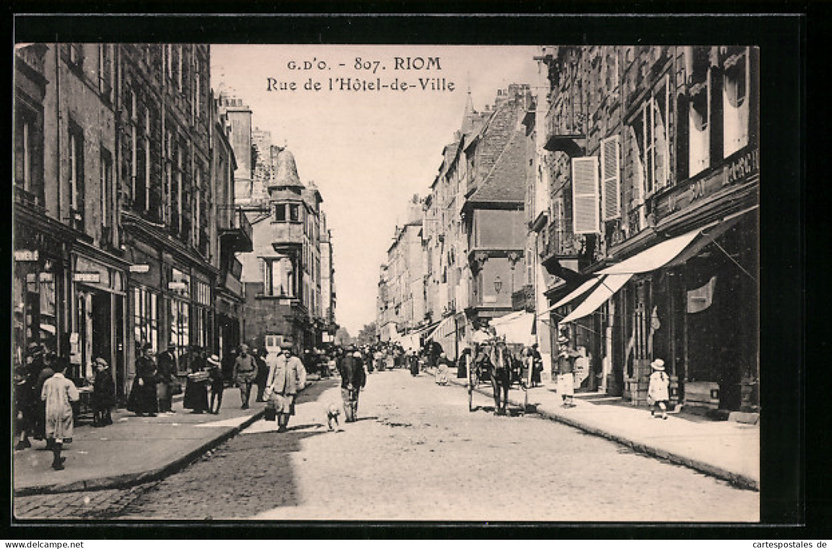 CPA Riom, Rue De L`Hotel-de-Ville  - Riom