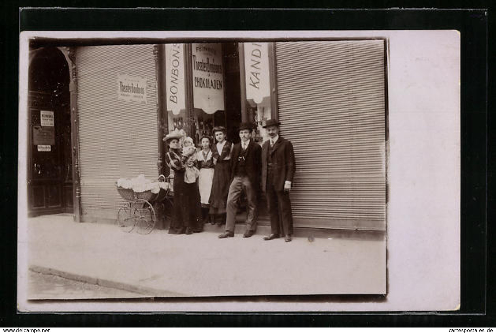 Foto-AK Wien, Bluhmendraht-Erzeuger Christian Reindel, Lerchenfelderstrasse 67, Ladenfront Mit Familie Im Jahr 1908  - Sonstige & Ohne Zuordnung